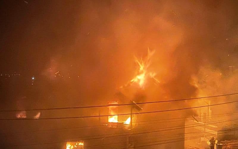 Casă cu etaj cuprinsă de flăcări în această noapte - FOTO