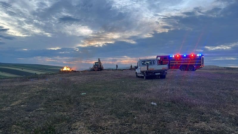 Incendiu la Tătărășeni. Au fost distruse de flăcări cinci hectare de vegetație uscată și stuf