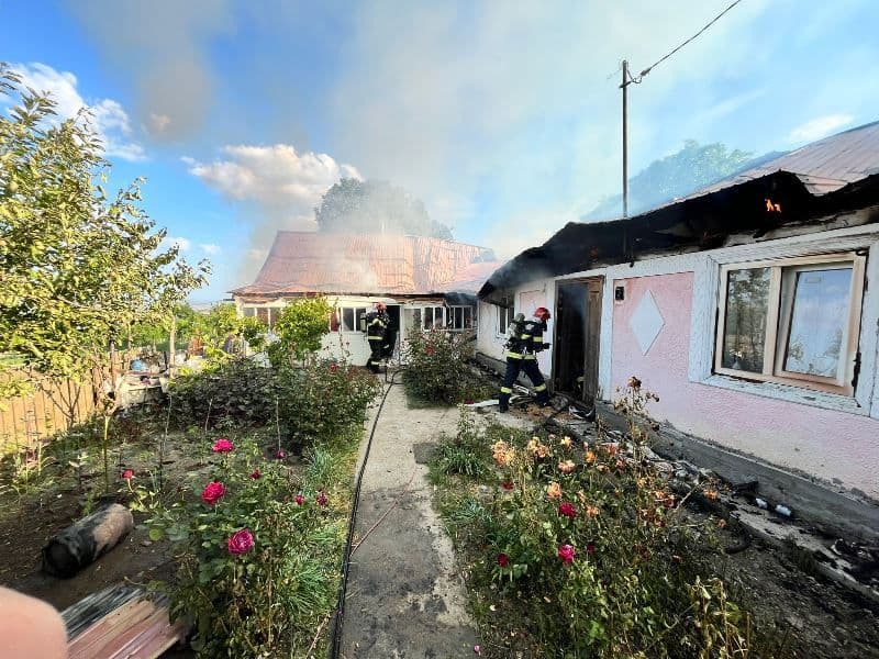 Incendiu izbucnit la o casă din Dimăcheni. Pompierii dorohoieni au intervenit pentru stingere - FOTO