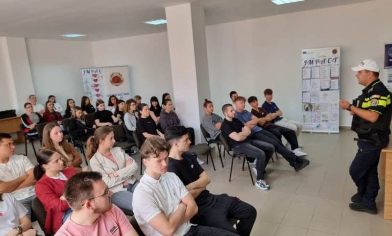 Colaborare între Liceul „Regina Maria” Dorohoi și Poliția Municipiului Dorohoi pe tema educației rutiere - FOTO
