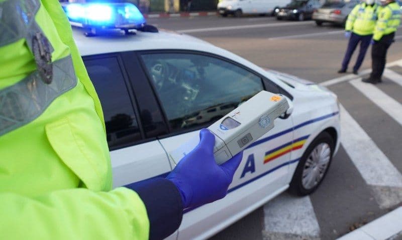 Șofer sub influența alcoolului, scos din trafic de polițiști