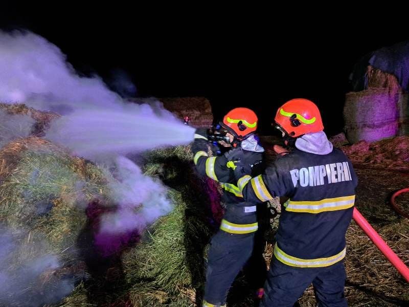Depozit de furaje cuprins de flăcări după ce a fost lovit de trăsnet - FOTO