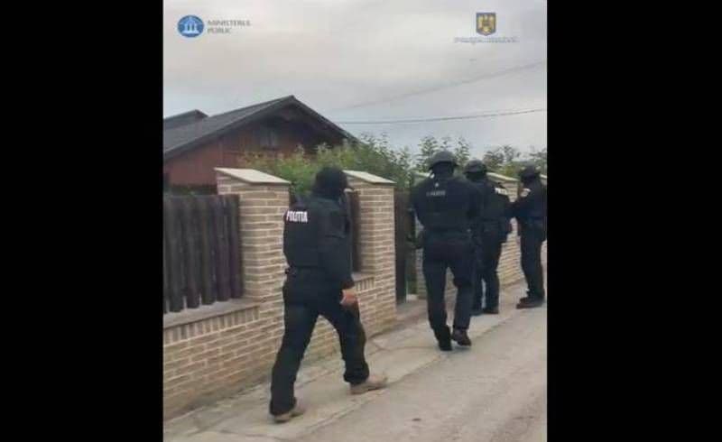 Patru percheziții efectuate de polițiști la persoane bănuite de contrabandă
