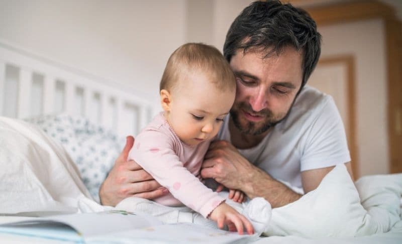 Mai multe zile de concediu pentru tați. Legea a fost adoptată