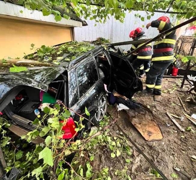 Accident cu două victime la Broscăuți. O mașină a ieșit de pe drum, a rupt un gard și s-a oprit în zidul unei case
