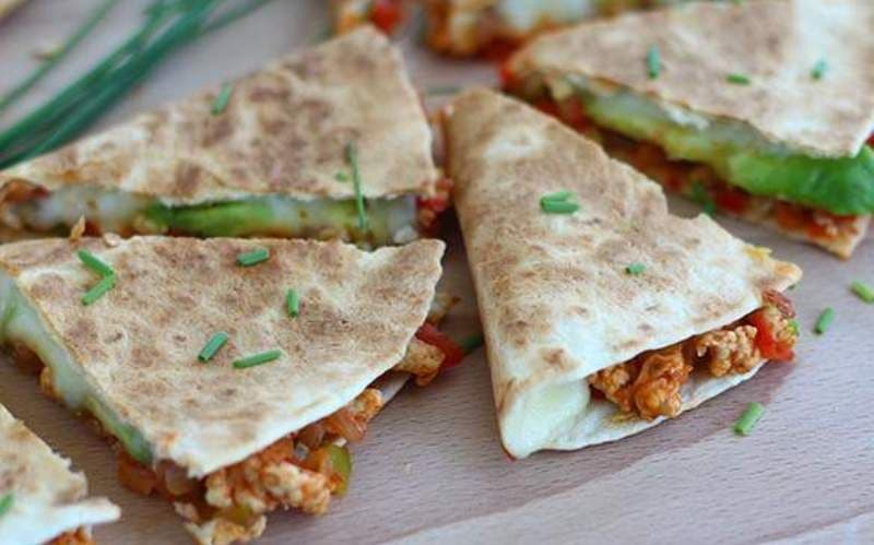 Tortilla cu pui și avocado