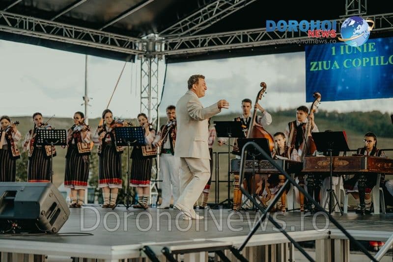 Curcubeul muzical încheiat de artiștii Ansamblului „Mugurelul-Mărgineanca” care au încântat publicul dorohoian în ciuda ploii - FOTO