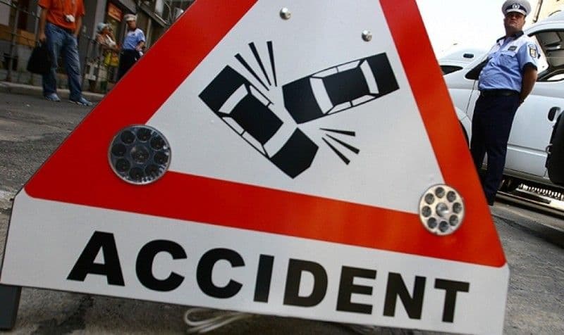 Accident la Hudești, un tânăr băut s-a izbit cu mașina de un cap de pod
