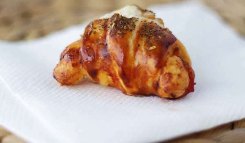 Mini croissante cu șunca și cașcaval