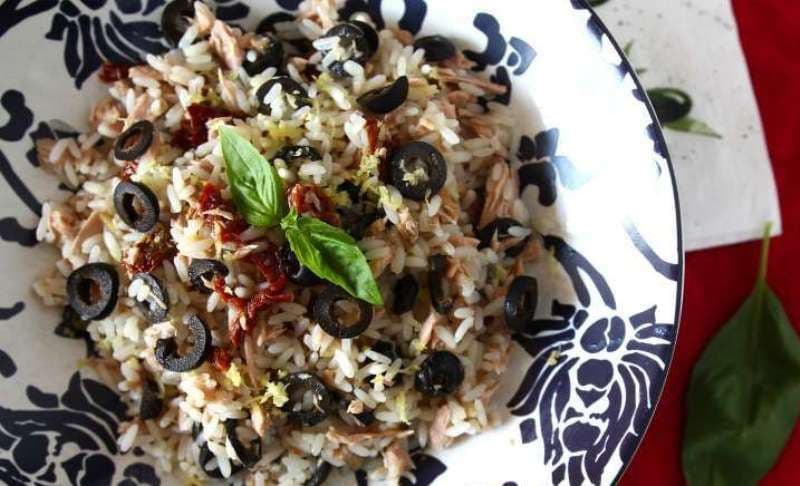 Salată mediteraneană de orez, ton și măsline