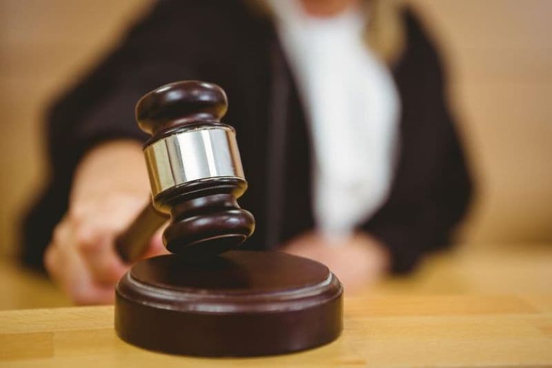 Tânără reținută după ce a fost condamnată pentru abandon de familie