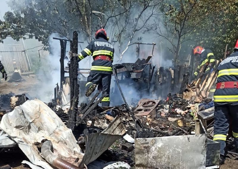 Bucătărie de vară cuprinsă de flăcări în comuna Șendriceni