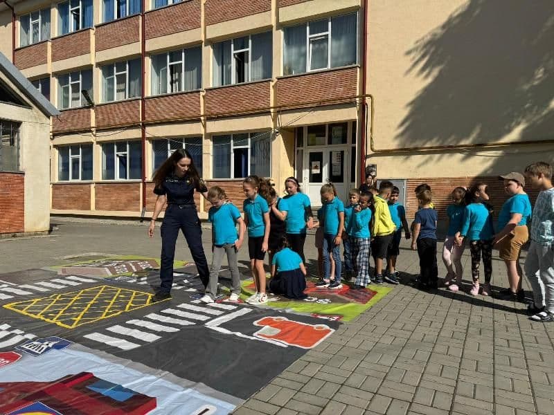 Surpriză pentru școlarii unei școli din municipiul Botoșani, realizată de polițiști - FOTO