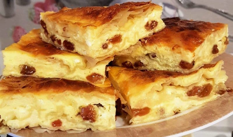 Plăcintă cu brânză dulce și stafide