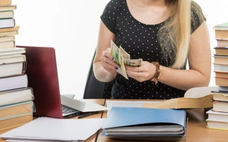 Bani în plus pentru profesorii care scanează lucrările de la examenele naționale