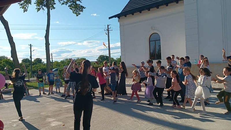 Bucuriile copilăriei! Ziua Copilului sărbătorită în Parohia „Sfinții Împărați Constantin și Elena” din Broscăuți - FOTO