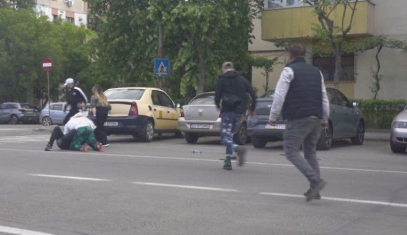 Doi tineri băuți bine, amendați după ce și-au împărțit pumni și picioare în plină stradă