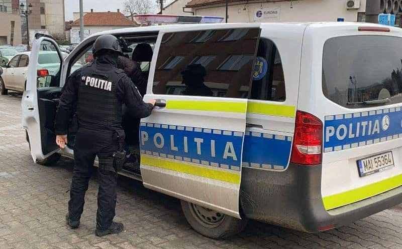 Două persoane au fost reținute de polițiști pentru tulburarea ordinii și liniștii publice	