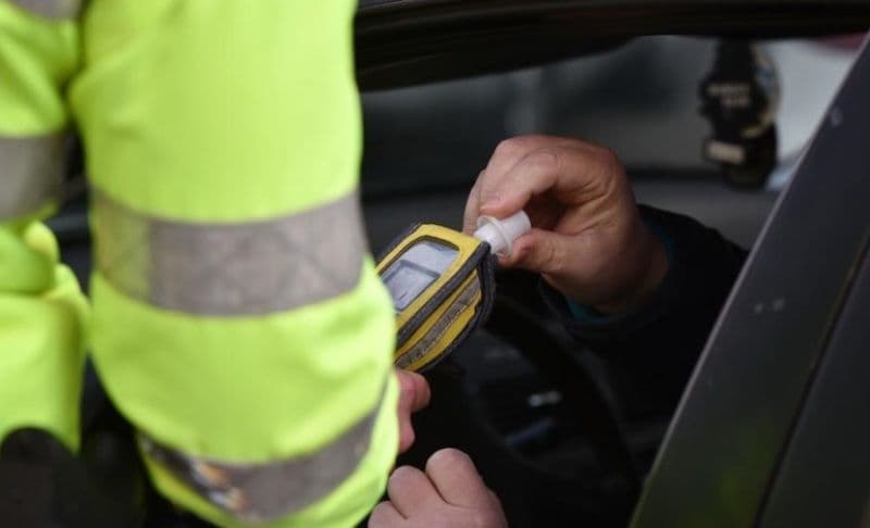 Depistat de polițiști la volanul unui autovehicul deși nu avea permis și era sub influența alcoolului