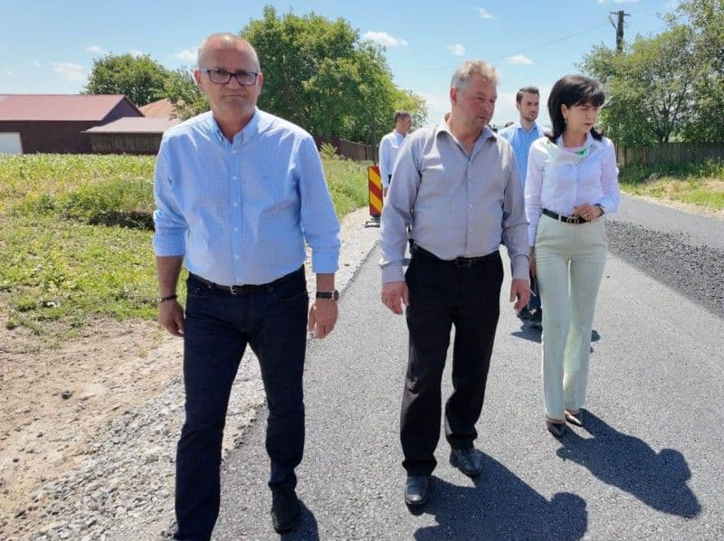Asfalt turnat pe drumul județean Lozna – Călinești – DN29C – Talpa - FOTO