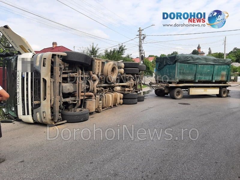 Accident la Dorohoi! Un camion care transporta deșeuri s-a răsturnat pe strada Luceafărul - FOTO