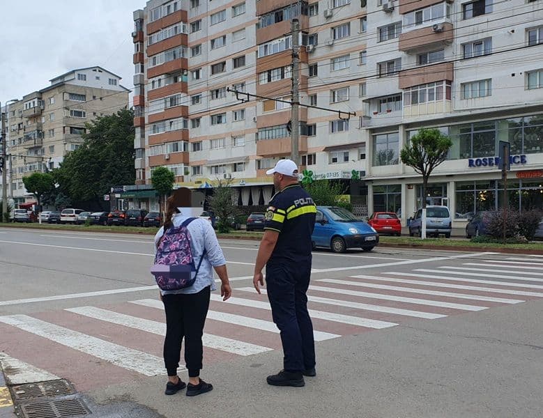 Polițiștii supraveghează traficul rutier pentru siguranța cetățenilor
