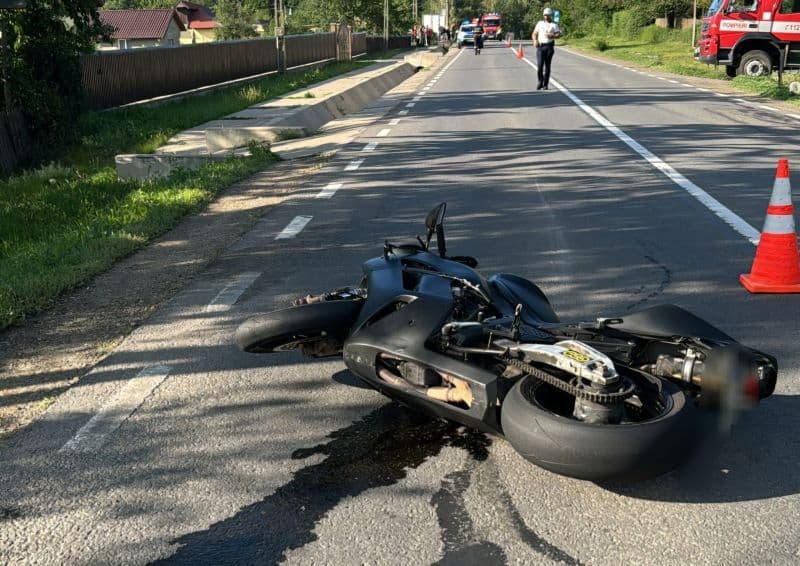 Accident grav! Un bărbat a decedat și două femei au ajuns la spital după impactul dintre o motocicletă și o mașină
