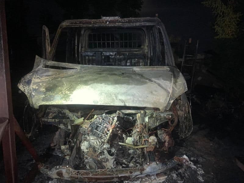 Tânără arestată preventiv de polițiștii dorohoieni pentru că a incendiat două autoturisme