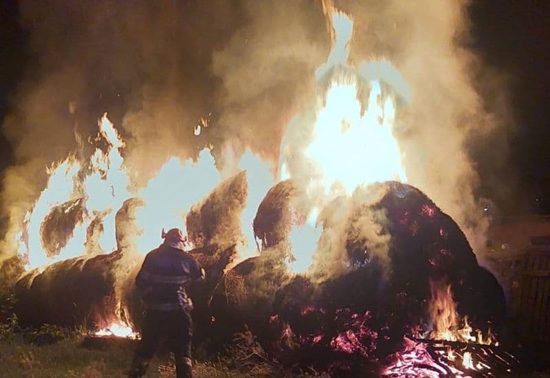 Aproximativ 30 de baloți de furaje distruși într-un incendiu