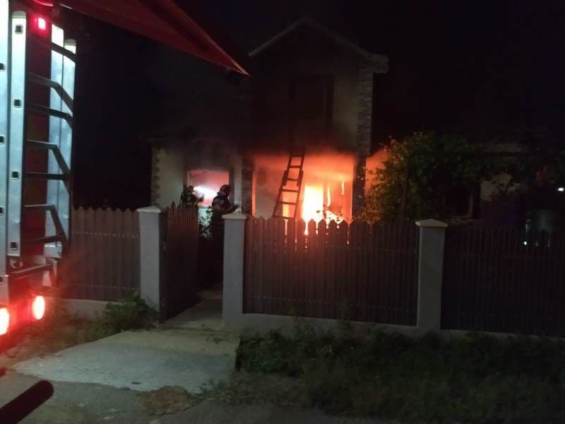 Bărbat găsit decedat după ce locuința acestuia a fost cuprinsă de un incendiu