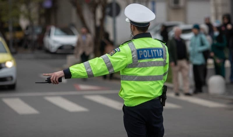 Un dorohoian, fără permis, la plimbare cu mașina. Prietenul său l-a lăsat să fie șofer, până când l-au prins polițiștii