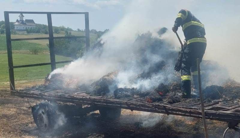 Peste cinci tone de furaje și o platformă auto au fost mistuite de flăcări - FOTO