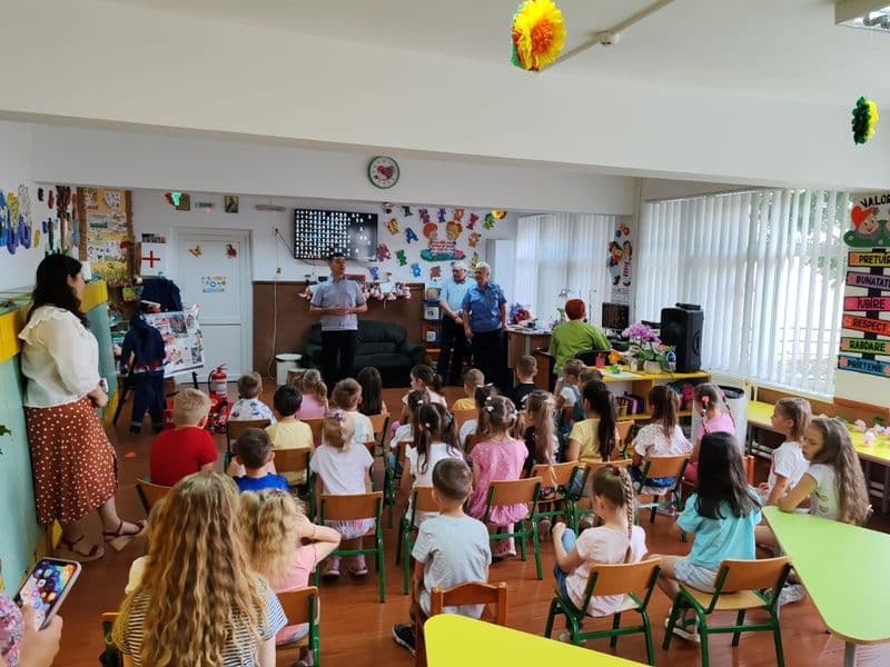 Pompierii alături de preșcolarii Grădiniței cu Program Prelungit „Albă ca Zăpada” Dorohoi, la „Grădinița de vară în domeniul situațiilor de urgență”
