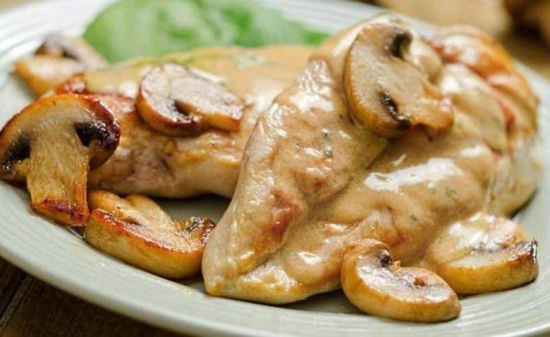 Piept de pui cu sos de ciuperci