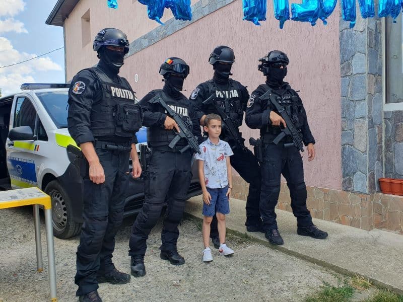 Surpriză făcută de polițiști unui copil din Botoșani - FOTO