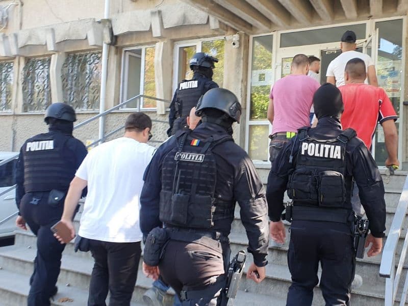 Trei bărbați din Vrancea reținuți la Botoșani după ce au făcut scandal și au bătut un bărbat