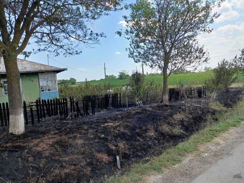 Casă salvată de pompierii militari și voluntari din calea flăcărilor