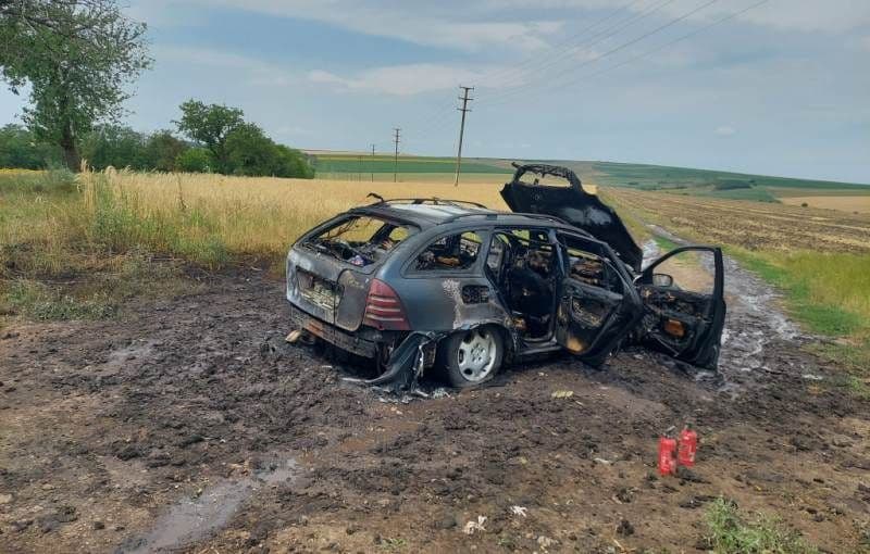 Mașină distrusă într-un incendiu, pe DN 29