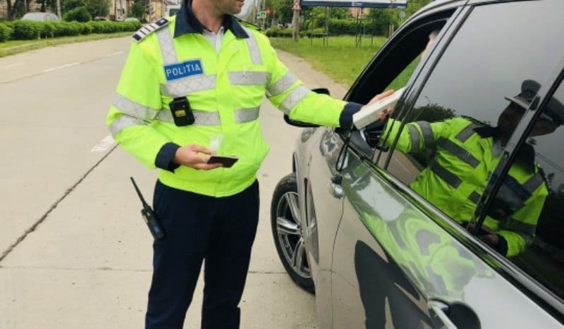 Polițiștii supraveghează traficul rutier pentru siguranța cetățenilor