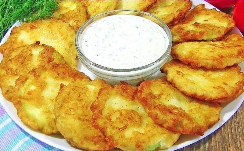 Dovlecei pane cu sos de usturoi și roșii