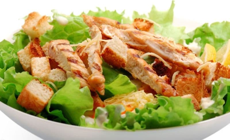 Salată cu piept de pui la grătar