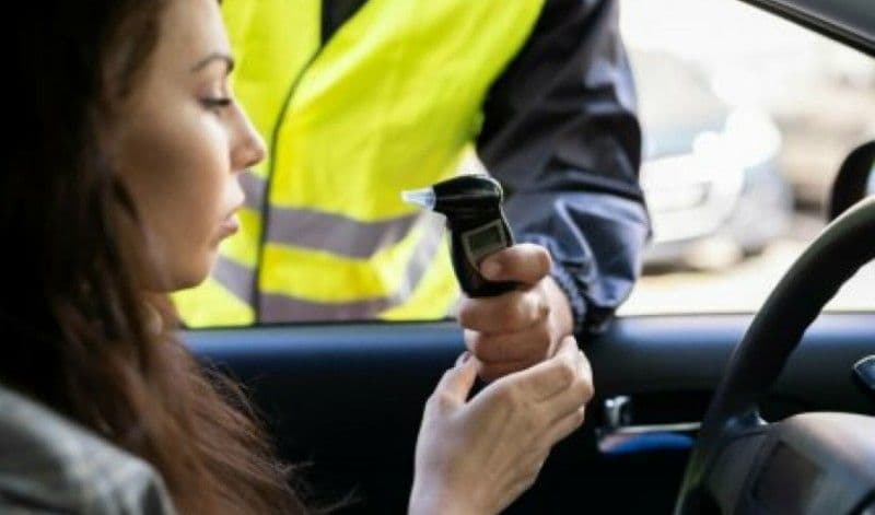 Tânără de 26 de ani depistată sub influența băuturilor alcoolice la volan