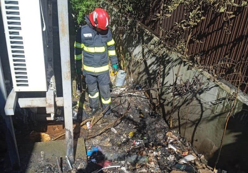 Complex comercial din Botoșani salvat de pompieri din cauza unui incendiu pornit de la gunoiul menajer - FOTO