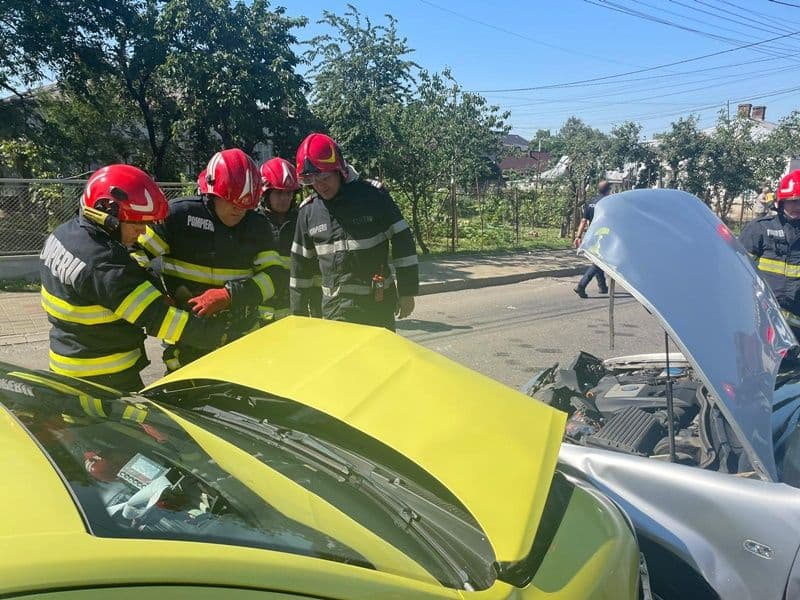 Două persoane au fost rănite după impactul a două mașini pe o stradă din Botoșani - FOTO
