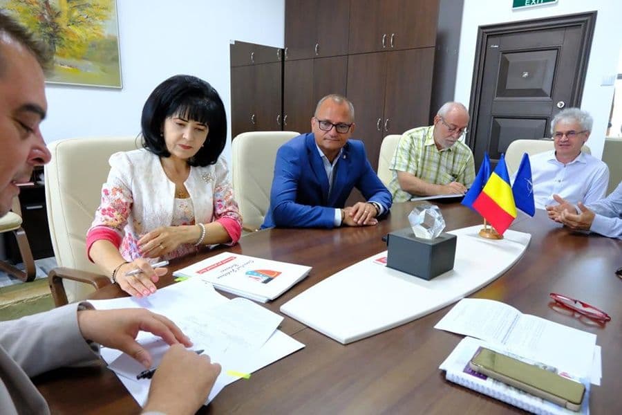 Consiliul Județean Botoșani: A fost semnat contractul de achizitionare a 8 autogunoiere - FOTO