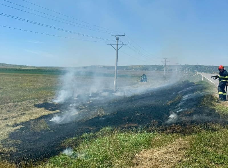 500 mp de vegetație au ars pe un câmp dintr-o localitate din județ. Pompierii au intervenit