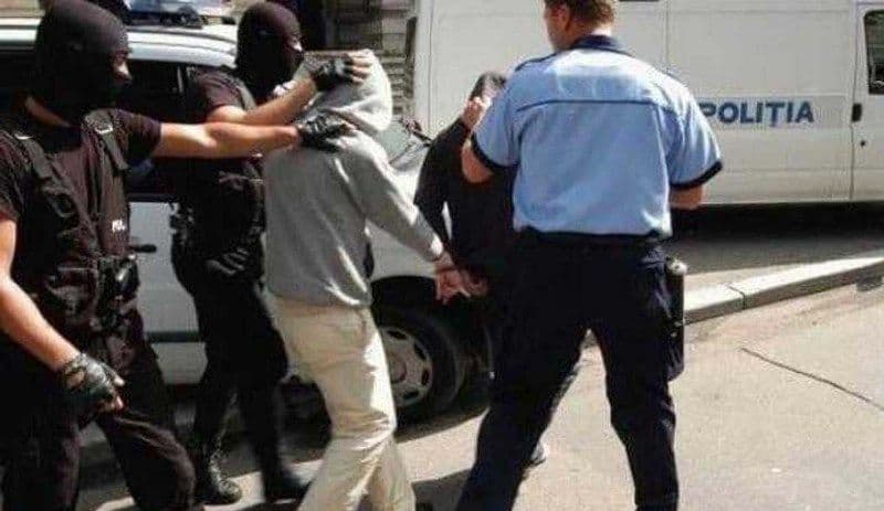 Tineri reținuți pentru tulburarea ordinii și liniștii publice și distrugere