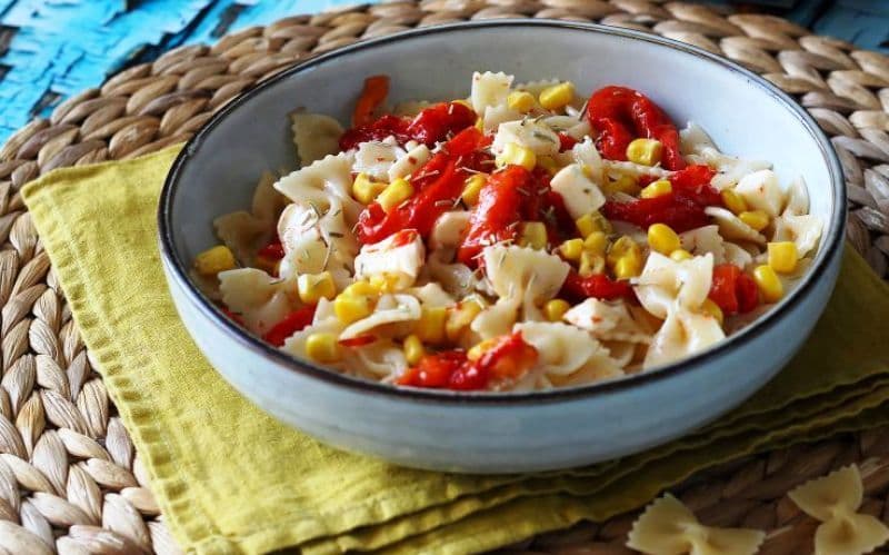 Salată de paste reci, cu ardei și porumb