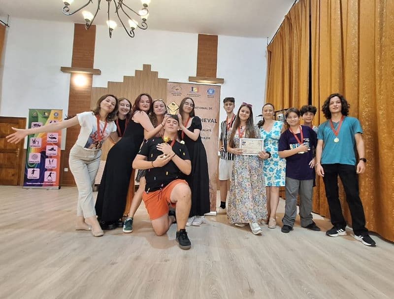 Trupa de teatru „Amicii” de la Clubul Copiilor Dorohoi s-a întors de la Sighișoara cu marele premiu