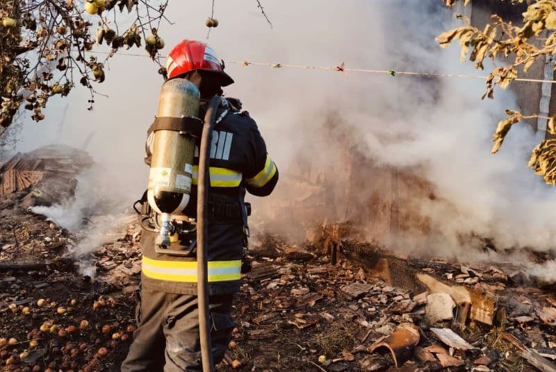 O țigară aprinsă aruncată la întâmplare a provocat un incendiu care a cuprins o locuință din Albești